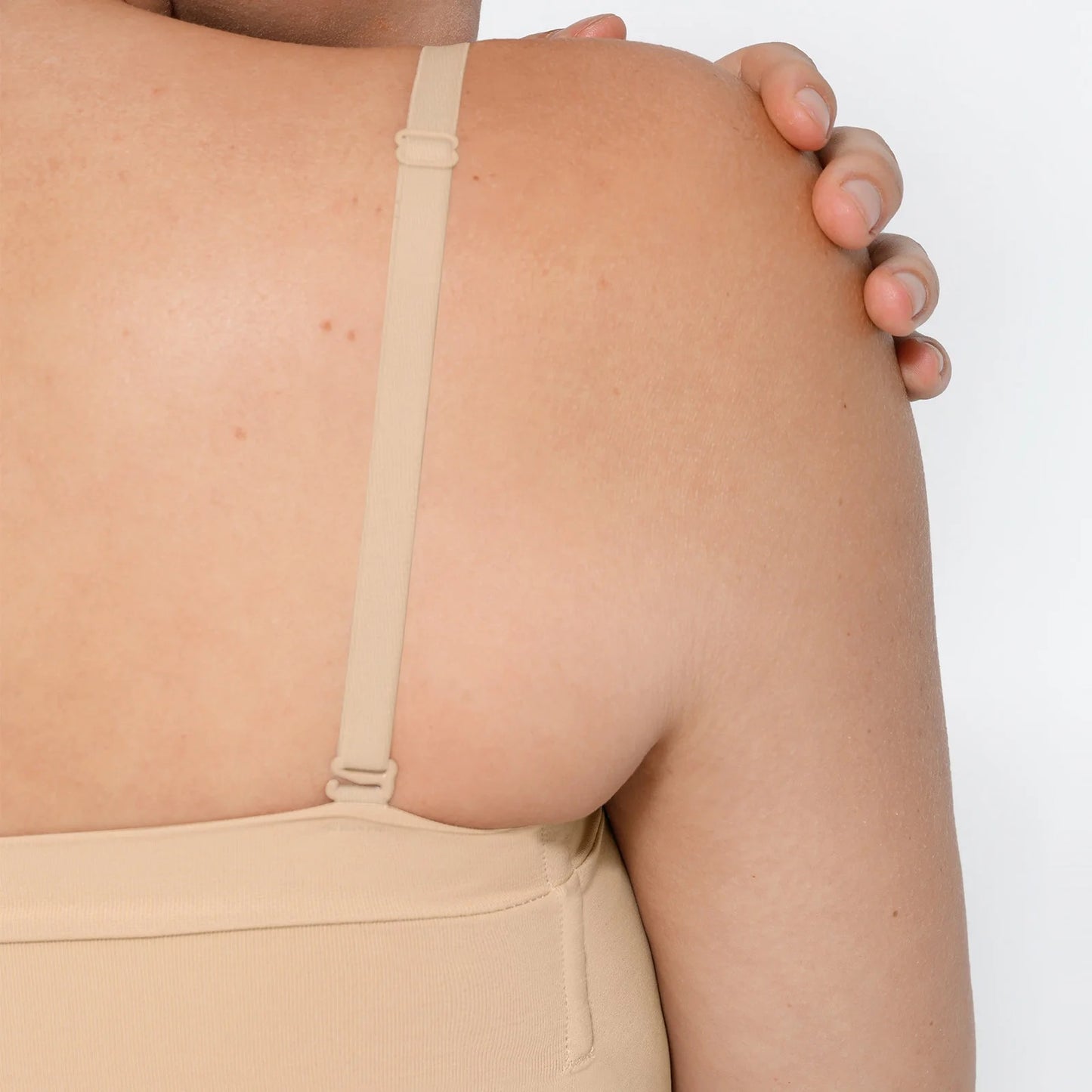 Body modelujące bez ramiączek