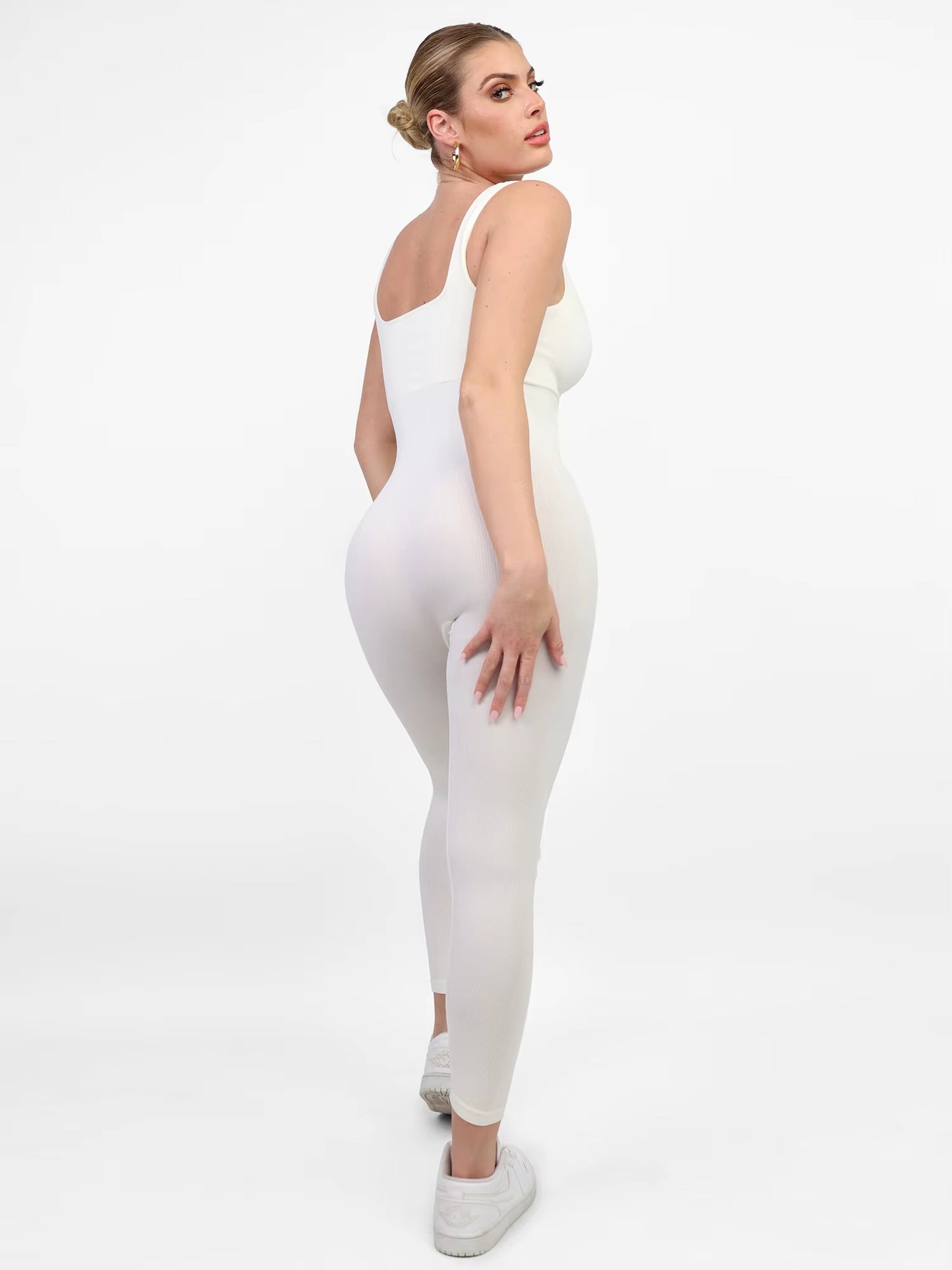 Kombinezon modelujący typu tank top