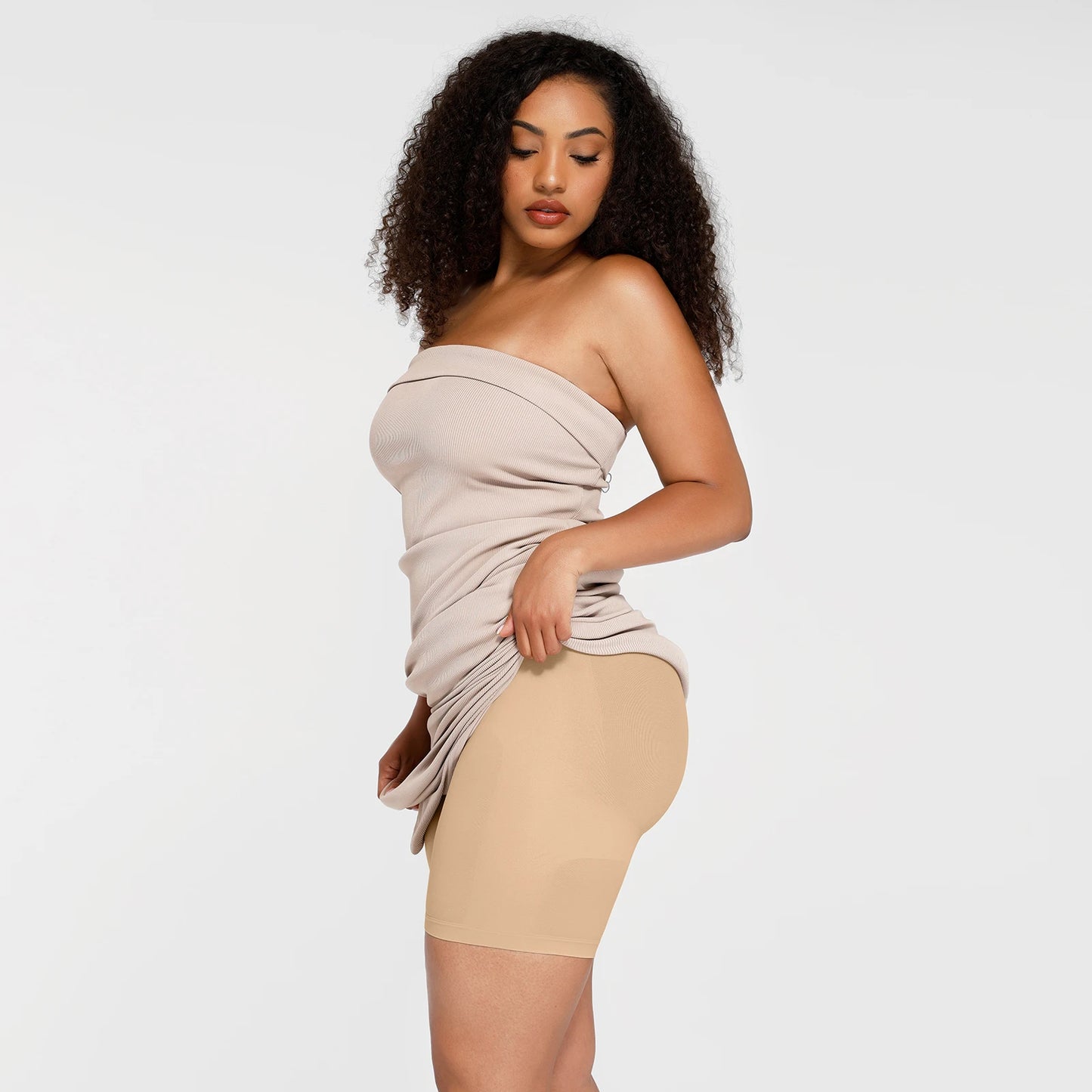 Body modelujące bez ramiączek z nogawką