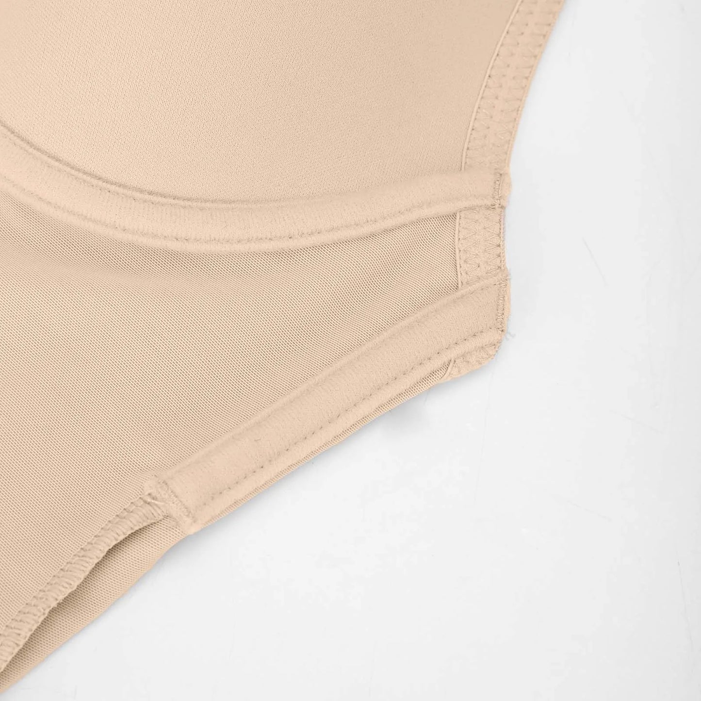 Body z głębokim dekoltem i stringami