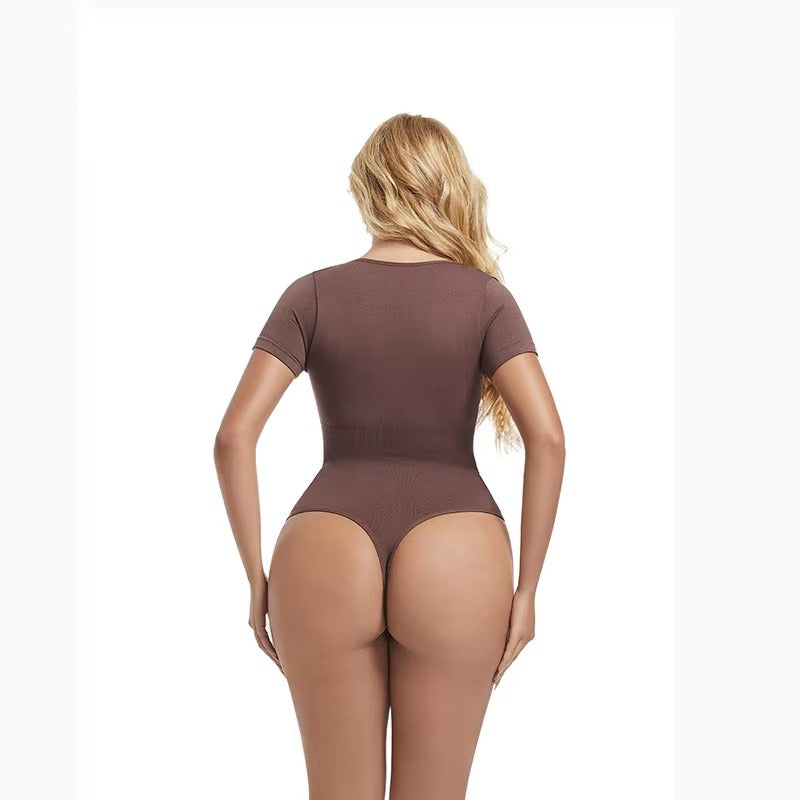 Body z kwadratowym dekoltem i stringami
