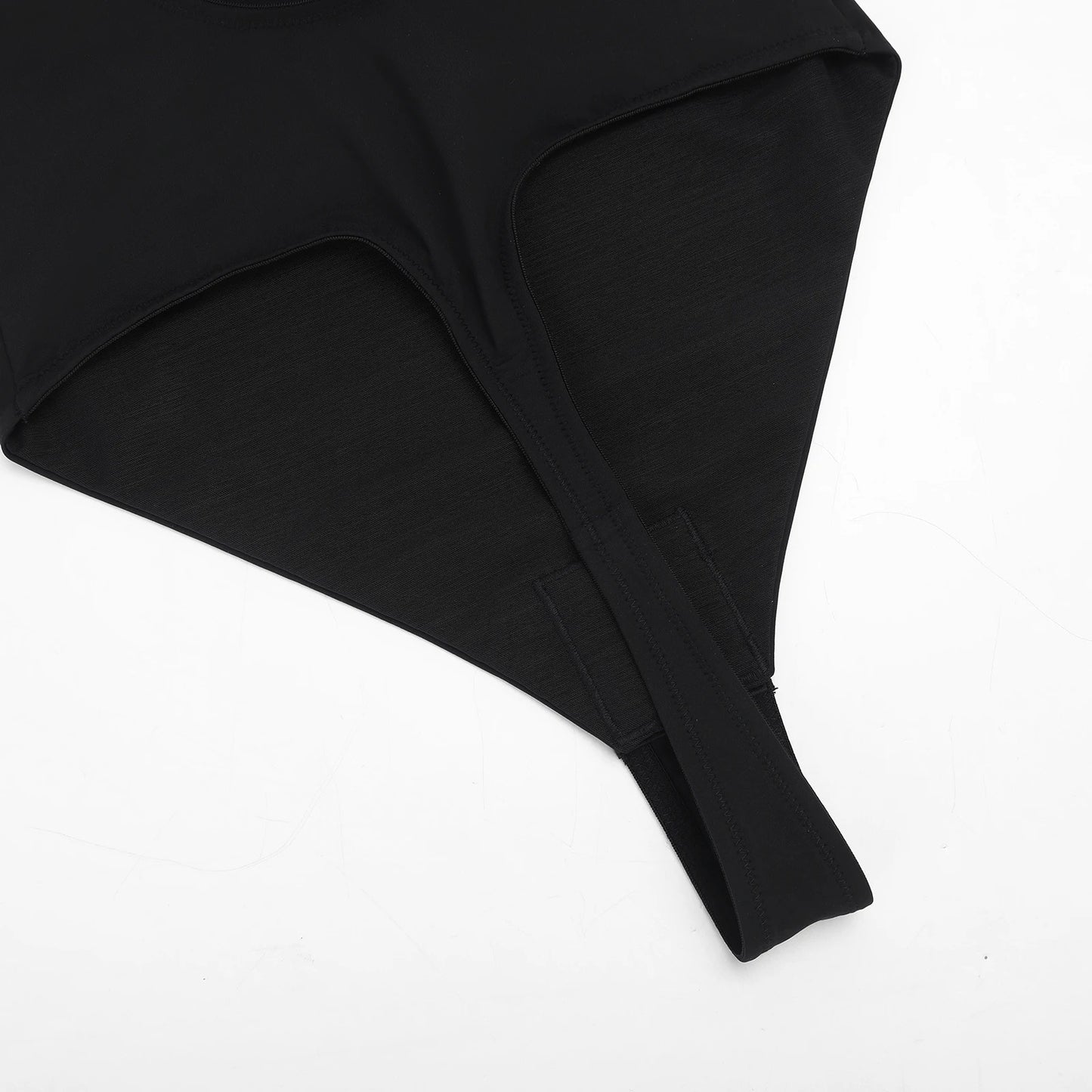 Body z głębokim dekoltem i stringami