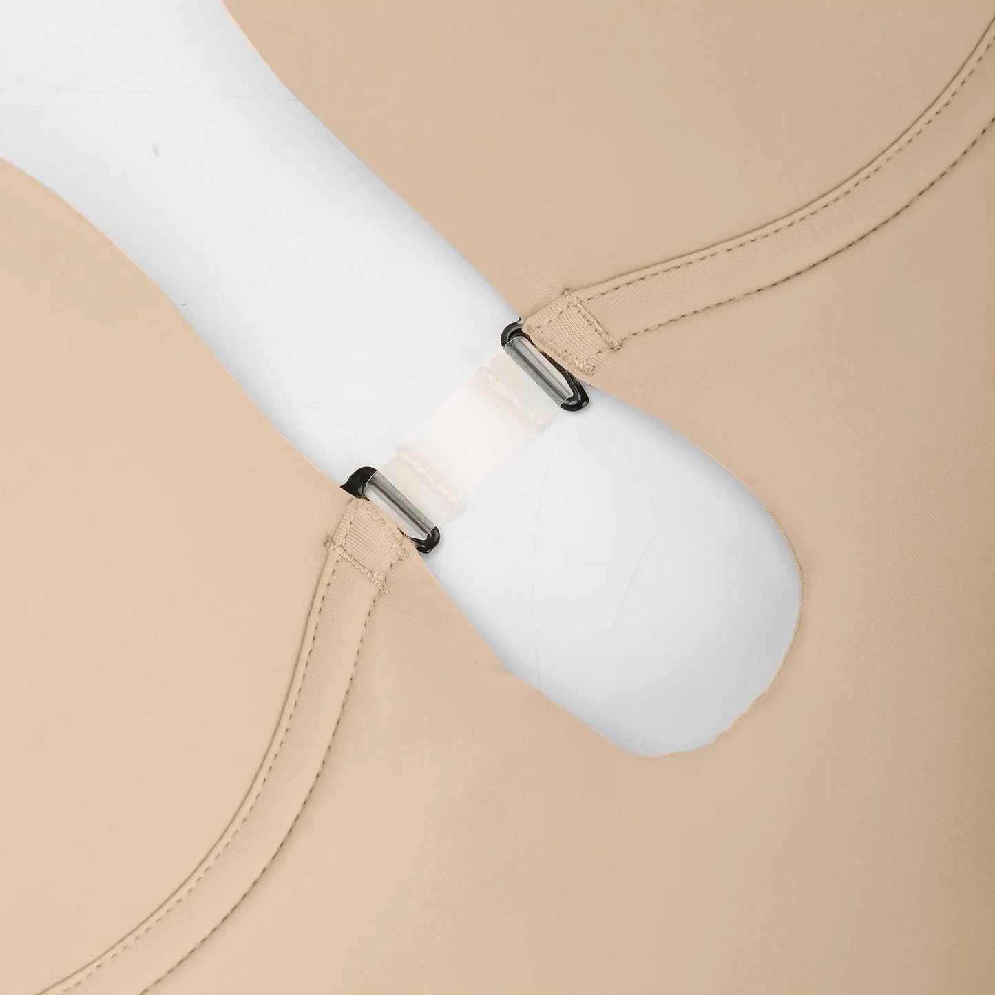 Body z głębokim dekoltem i stringami